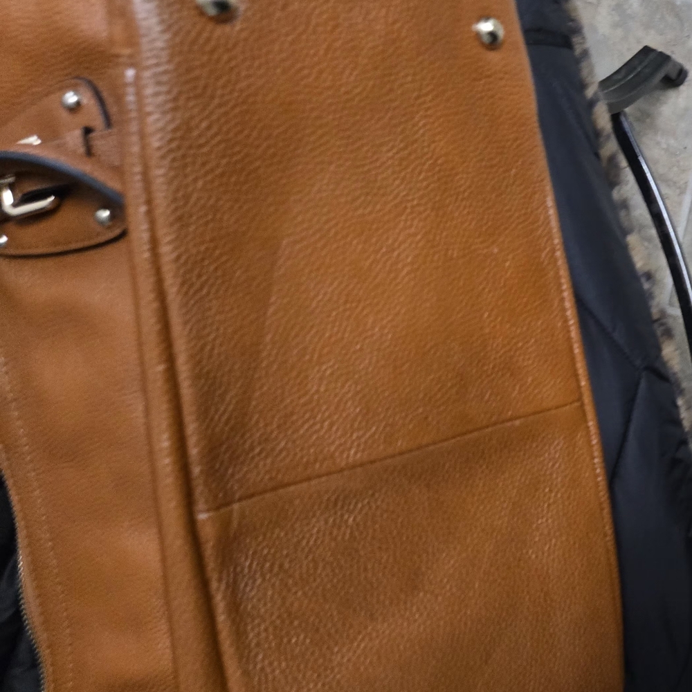 Elegant Tan Leather Satchel - Picture 8 of 8